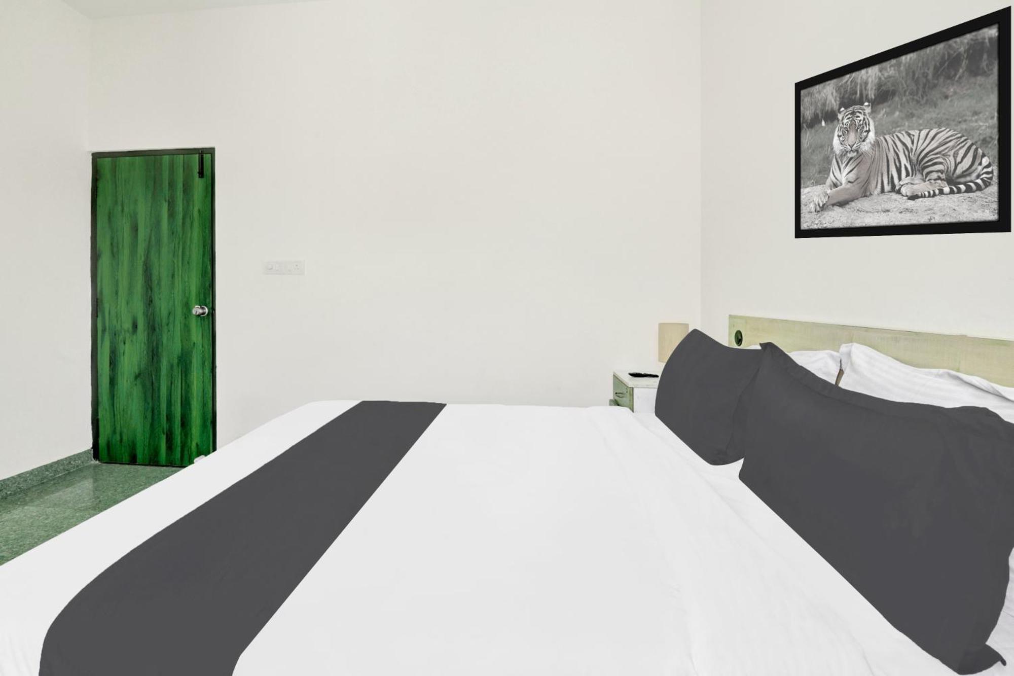 Hotel O Sri Manjunatha Deluxe Suites Bangalore Buitenkant foto